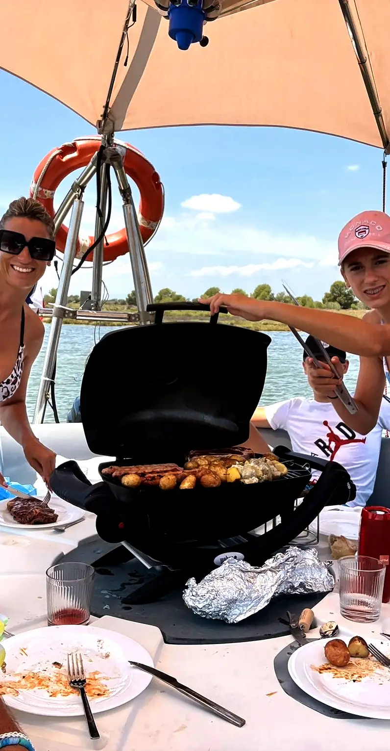 Alegrilla – barbecue boat à Rosas, BBQ Boat, grillade sur l’eau, activité originale famille, amis, entreprises à Rosas