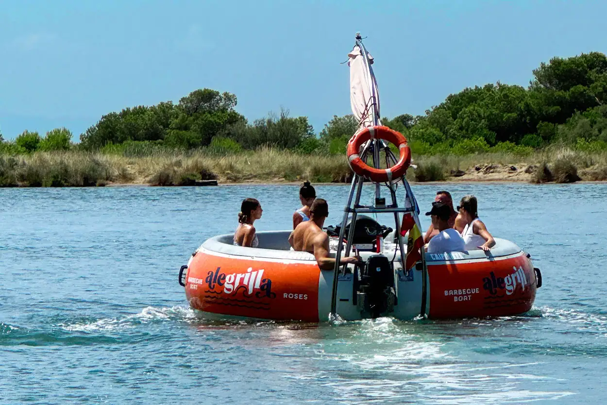 Alegrilla – barbecue boat à Rosas, BBQ Boat, grillade sur l’eau, activité originale famille, amis, entreprises à Rosas sans permis : prenez les commandes en toute simplicité.